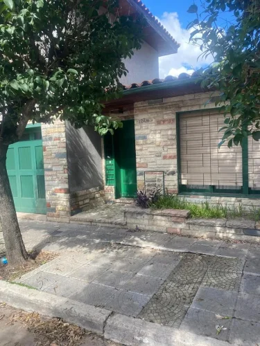 CASA 4 AMBIENTES EN DOS PLANTAS CON QUINCHO Y FONDO LIBRE