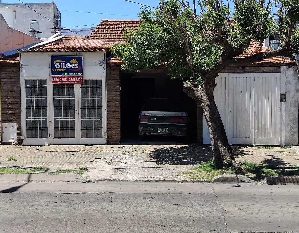 Casa 4 ambientes sobre lote de 8.66x28 con cochera cub. para 3 autos