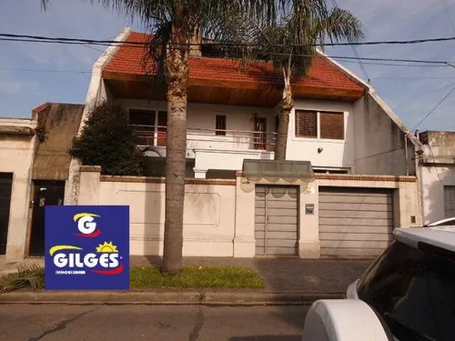 Chalet 6 Ambientes sobe un lote de 10.42 m² x 35.45 m²  Excelente Estado.