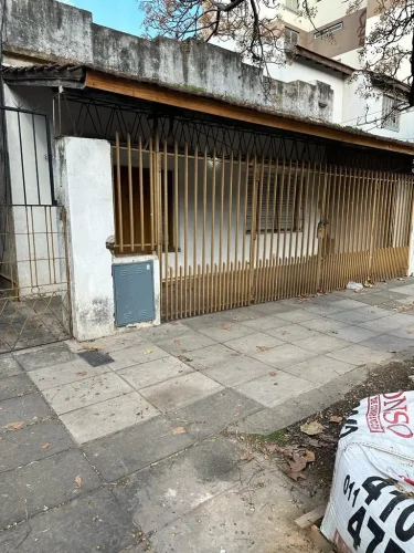 Casa 3 ambientes    en AMADEO SABATTINI  al 4900