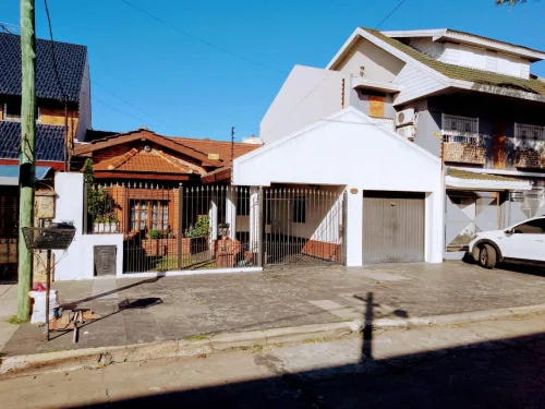 DOS CASAS AL FRENTE EN UN MISMO LOTE – 10 x 33 m – CON QUINCHO Y PILETA