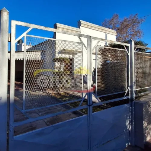 Casa 3 amb. sobre amplio lote de 600mts.
