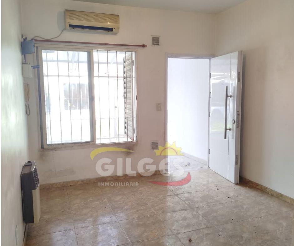 ¡Excelente Triplex 4 Ambientes con cochera cubierta y patio.