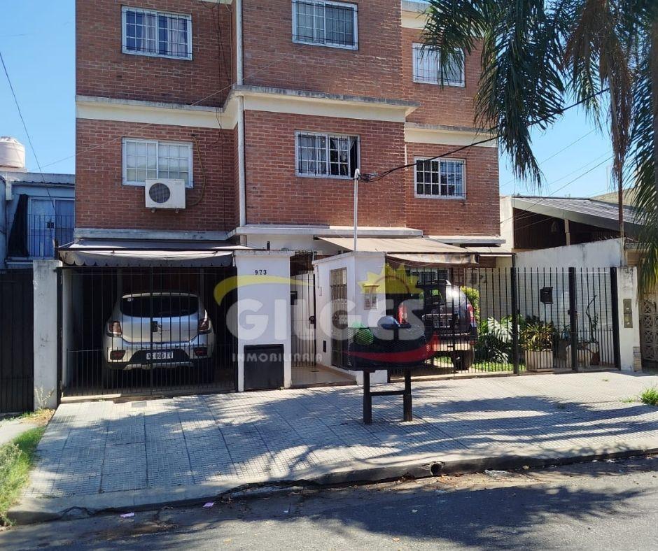 Departamento de 3 Ambientes en Excelente Estado – 2° Piso por Escalera