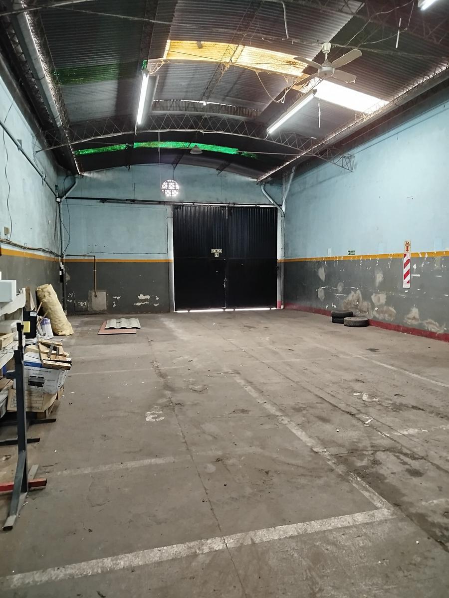 Galpón con oficina y fondo descubierto en Ramos Mejía